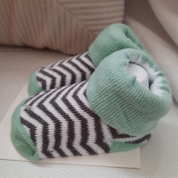 4/$20 Chevron Bib & Socks Infant Bundle for Baby Shower - Picture 3 of 7